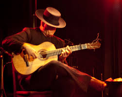 Guitar playing courses abroad and travel inn Ecuador